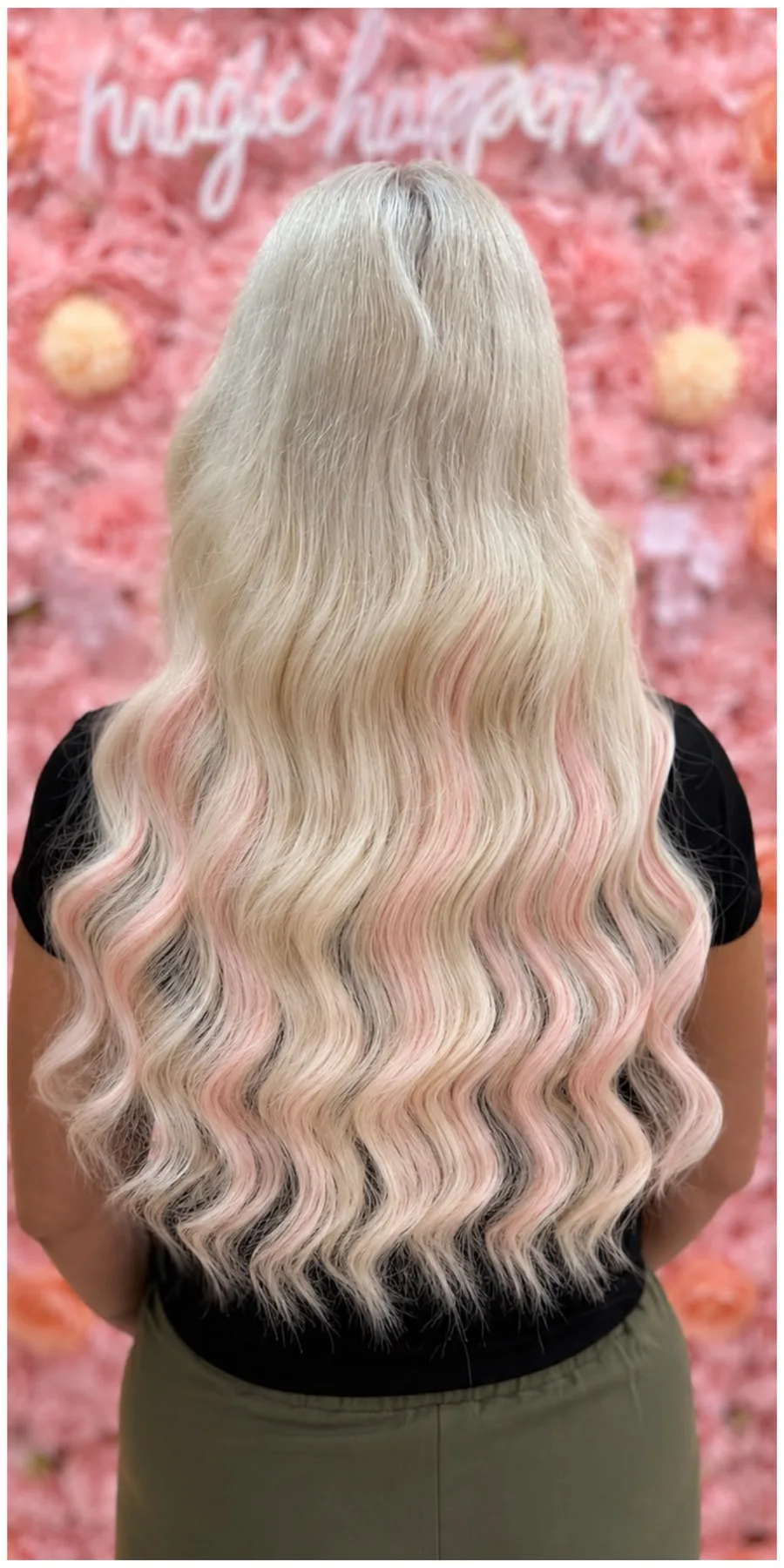 Blondes Haar mit zarten rosa Strähnchen
