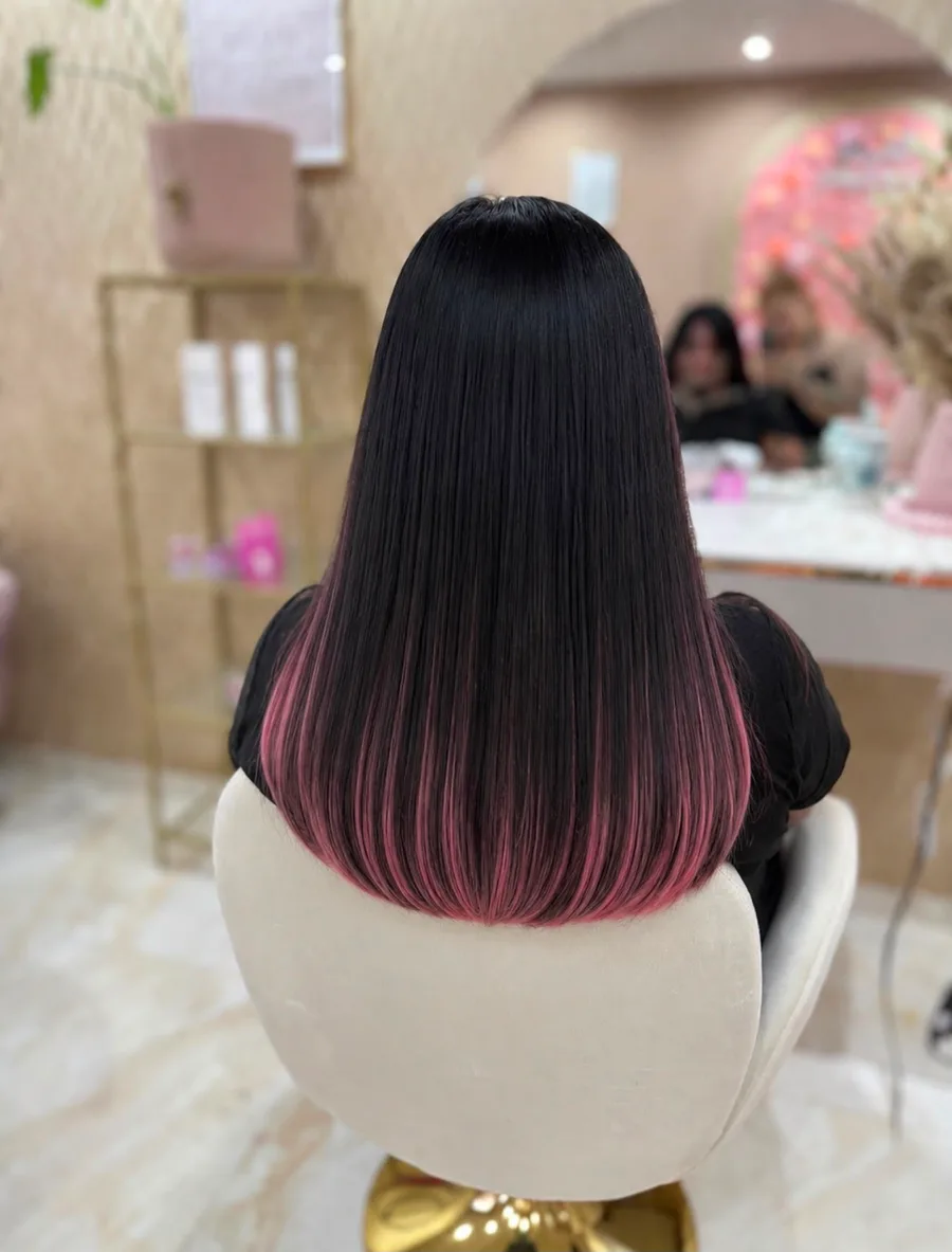 Glattes schwarzes Haar mit rosa Dimension